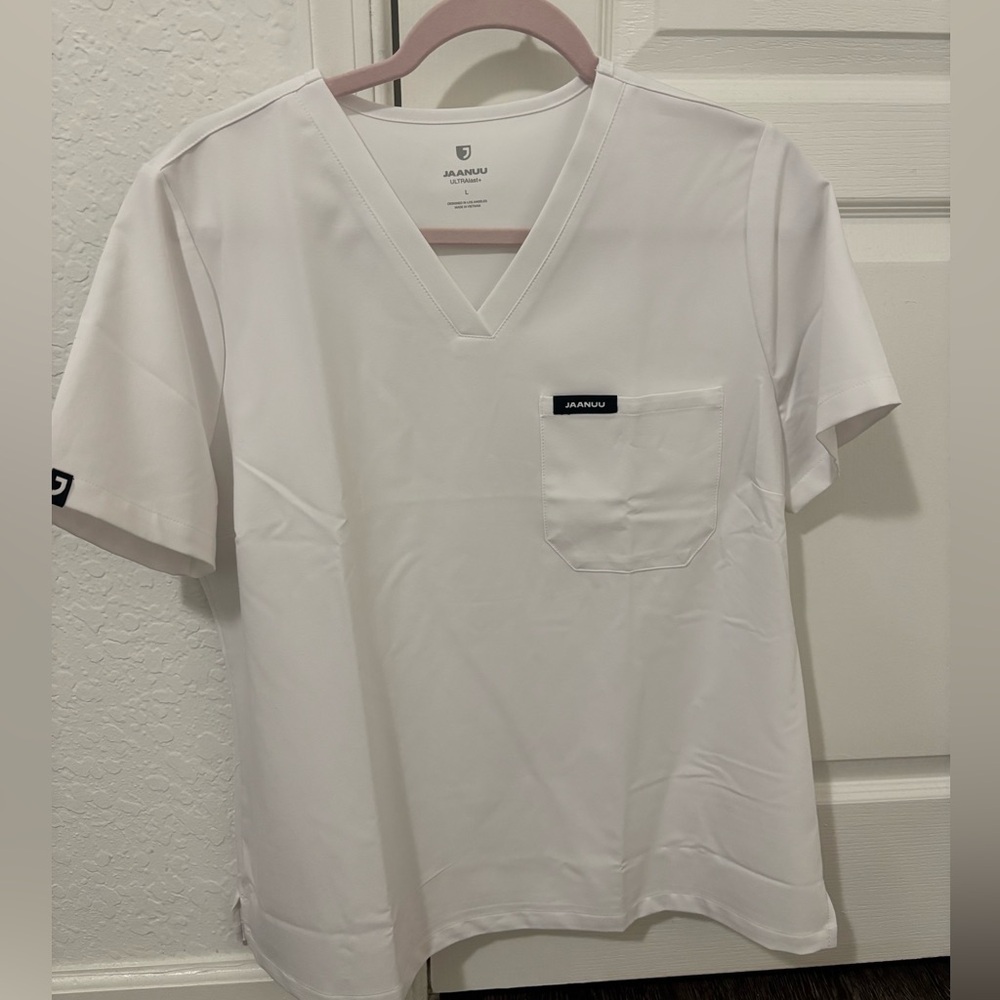 Jannuu women’s white scrub top